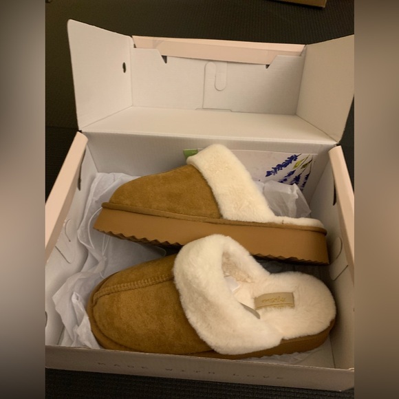 Cozy and super soft, Alter’d State slippers. Great Holiday gift! - Picture 4 of 6